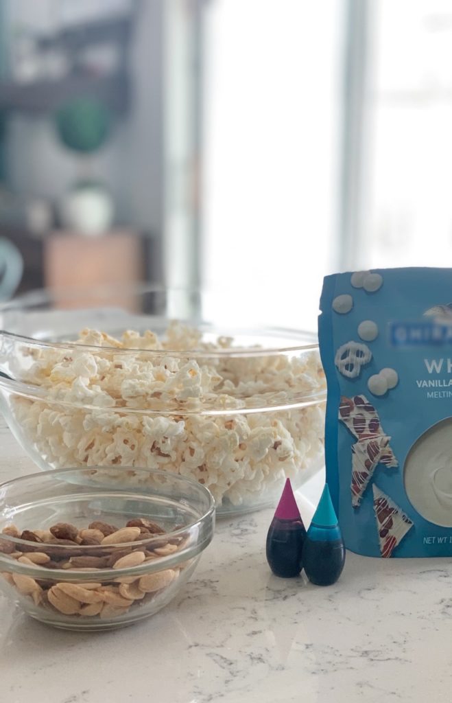 Florida travel blogger, MikaelaJ, shares the perfect Mommy + Me day with Disney! Check out how to create a day filled with fun, snacks and a movie date!